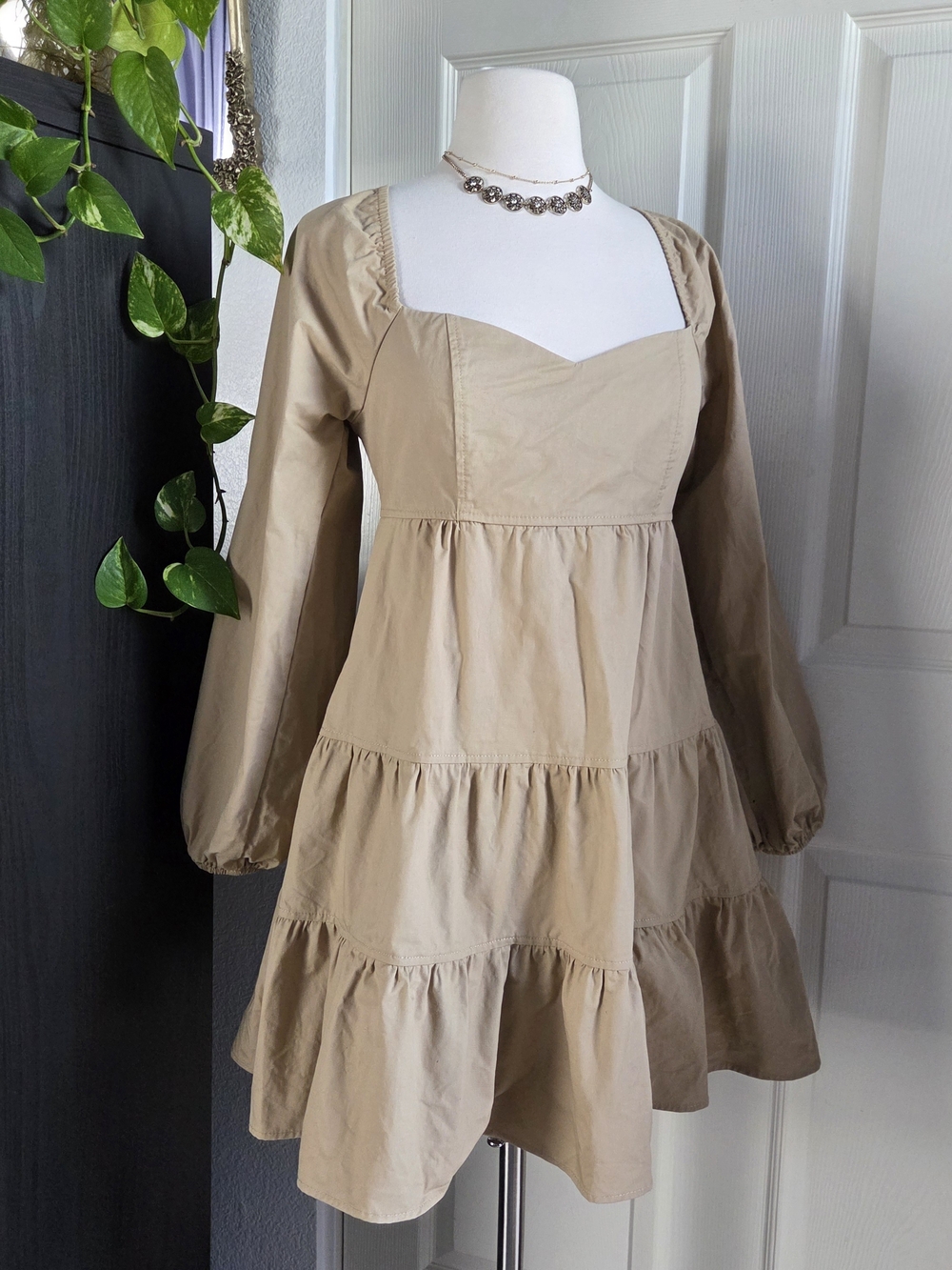 Tan Khaki Long Sleeve Mini Dress Tiered Sweetheart Neckline Size Medium HYFVE